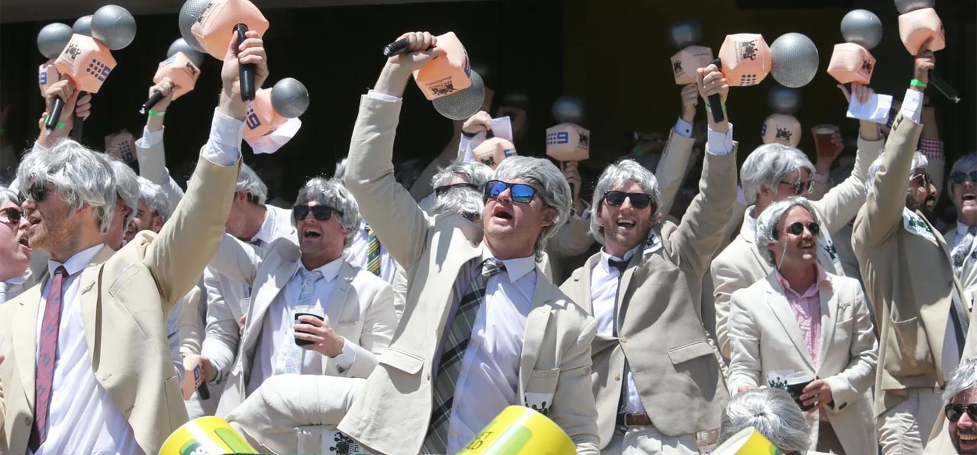 Simpatizantes australianos asisten al segundo día de la primera prueba de cenizas entre Australia e Inglaterra en el Gabba. The Ashes (las cenizas) es una serie de test cricket que se juega todos los años entre las selecciones de Inglaterra y Australia.