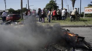 El piquete de vecinos frente al ingreso a la empresa El Cacique en barrio Puente Gallegos.&nbsp;