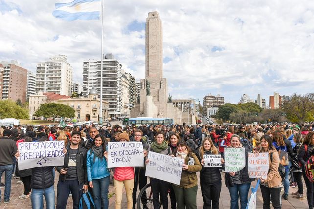 Representantes de los profesionales que trabajan con personas con discapacidades y familiares se concentraron este martes en el Monumento.