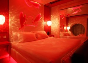 Estaba en un motel con su novia, entró la ex por la ventana y lo molió a palos