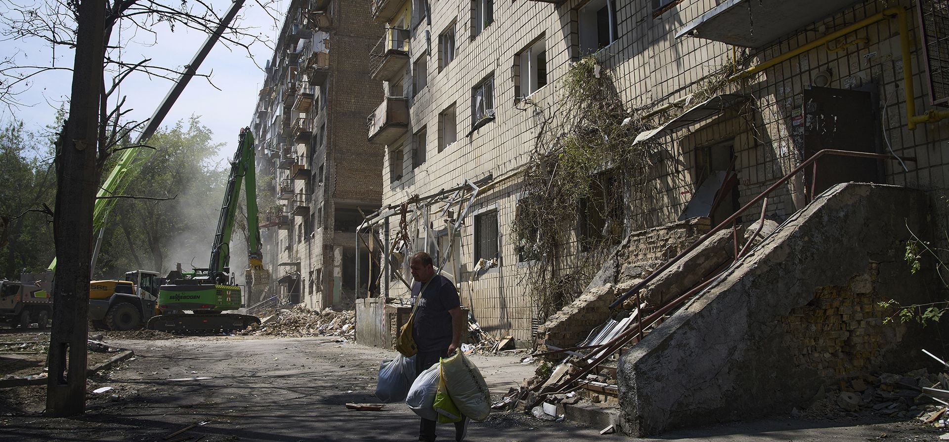 Un anciano lleva sus pertenencias desde su apartamento, que fue destruido por el ataque con misiles ruso el martes, en Kiev, Ucrania, el miércoles 18 de junio de 2025. (Foto AP/Efrem Lukatsky) Un anciano lleva sus pertenencias desde su apartamento, que fue destruido por el ataque con misiles ruso el martes, en Kiev, Ucrania, el miércoles 18 de junio de 2025. (Foto AP/Efrem Lukatsky)