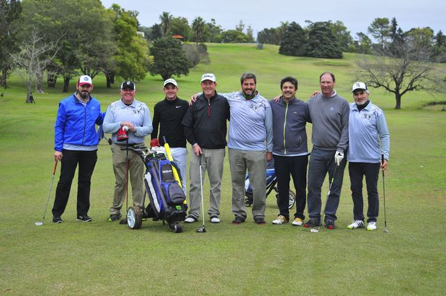 Personalidades de las dos instituciones en la cancha de golf del CAE.&nbsp;