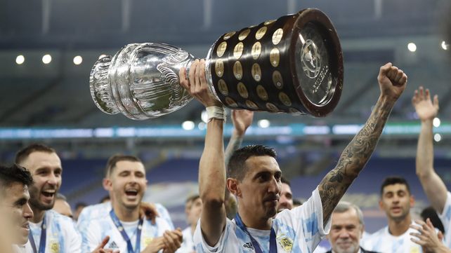 Di María levanta la Copa América. Fideo jugó un gran partido y marcó el tanto de la&nbsp; victoria.