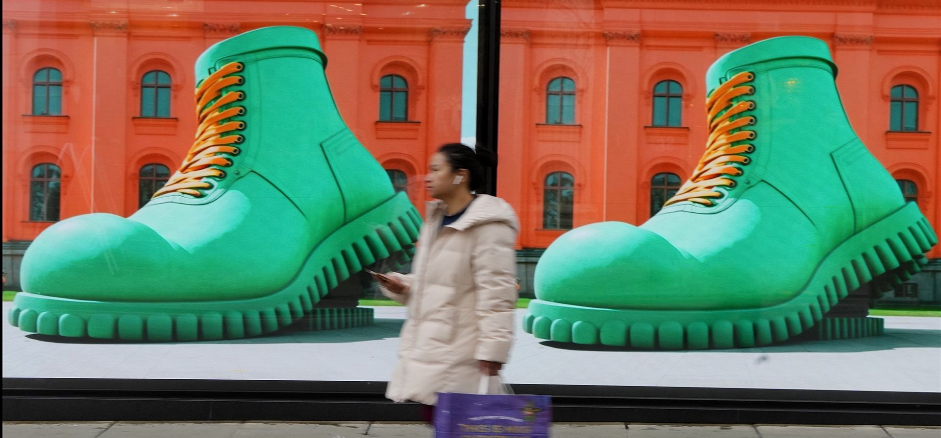 Un comprador pasa frente a una pantalla en un escaparate en Oxford Street en Londres, el miércoles 20 de diciembre de 2023. La inflación en el Reino Unido, medida por el índice de precios al consumidor, ha retrocedido a su nivel más bajo en más de dos años. La Oficina de Estadísticas Nacionales dijo el miércoles que la inflación cayó al 3,9% en el año hasta noviembre, su nivel más bajo desde septiembre de 2021, desde el 4,6% del mes anterior. (Foto AP/Kirsty Wigglesworth) Un comprador pasa frente a una pantalla en un escaparate en Oxford Street en Londres, el miércoles 20 de diciembre de 2023. La inflación en el Reino Unido, medida por el índice de precios al consumidor, ha retrocedido a su nivel más bajo en más de dos años. La Oficina de Estadísticas Nacionales dijo el miércoles que la inflación cayó al 3,9% en el año hasta noviembre, su nivel más bajo desde septiembre de 2021, desde el 4,6% del mes anterior. (Foto AP/Kirsty Wigglesworth)
