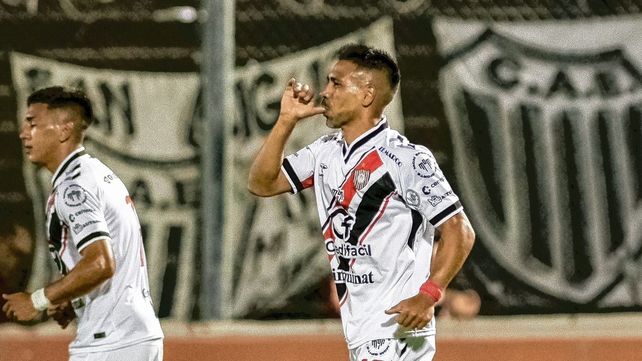 Chacarita le ganó a Estudiantes de Caseros y lo celebran Colón y Gimnasia de Mendoza.
