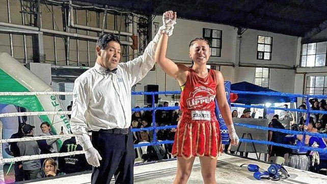 Gran debut de Ana Paula Zárate del gimnasio Upper al imponerse a Borelli en el festival de boxeo que se desarrolló en el Centro Gallegos.