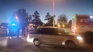 Circunvalación entre Eva Perón y Mendoza. Un motociclista cayó al pavimento y sufrió graves. Se desconocen las causas del siniestro vial.&nbsp;