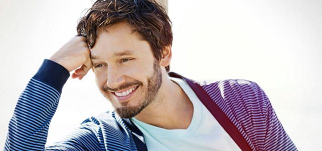 Benjamín Vicuña, en la cama con una mujer y haciendo chistes sobre la infidelidad