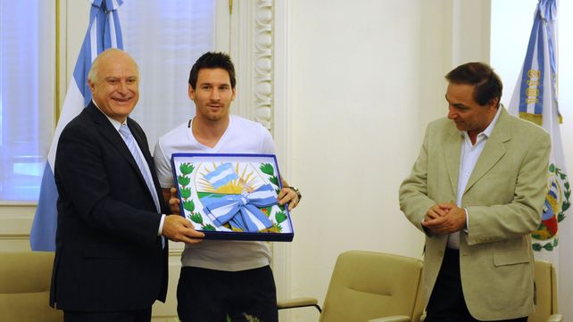 El 30 de diciembre de 2011 el senador Lifschitz y el presidente del Concejo Miguel Zamarini participan de un reconocimiento al futbolista Lio Messi.