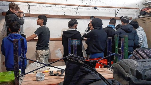 Los padres y madres de los alumnos exhibieron fotos de las condiciones en que se dictan los talleres.