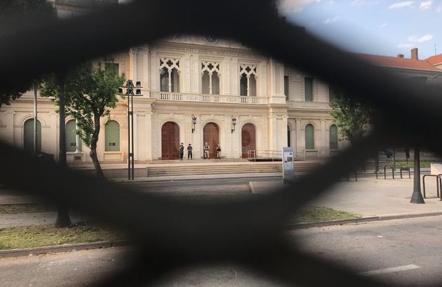 Así se encuentran las inmediaciones del Paraninfo de la UNL.