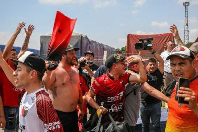 Los mensajes de los hinchas de Colón en el día más importante en la historia del club