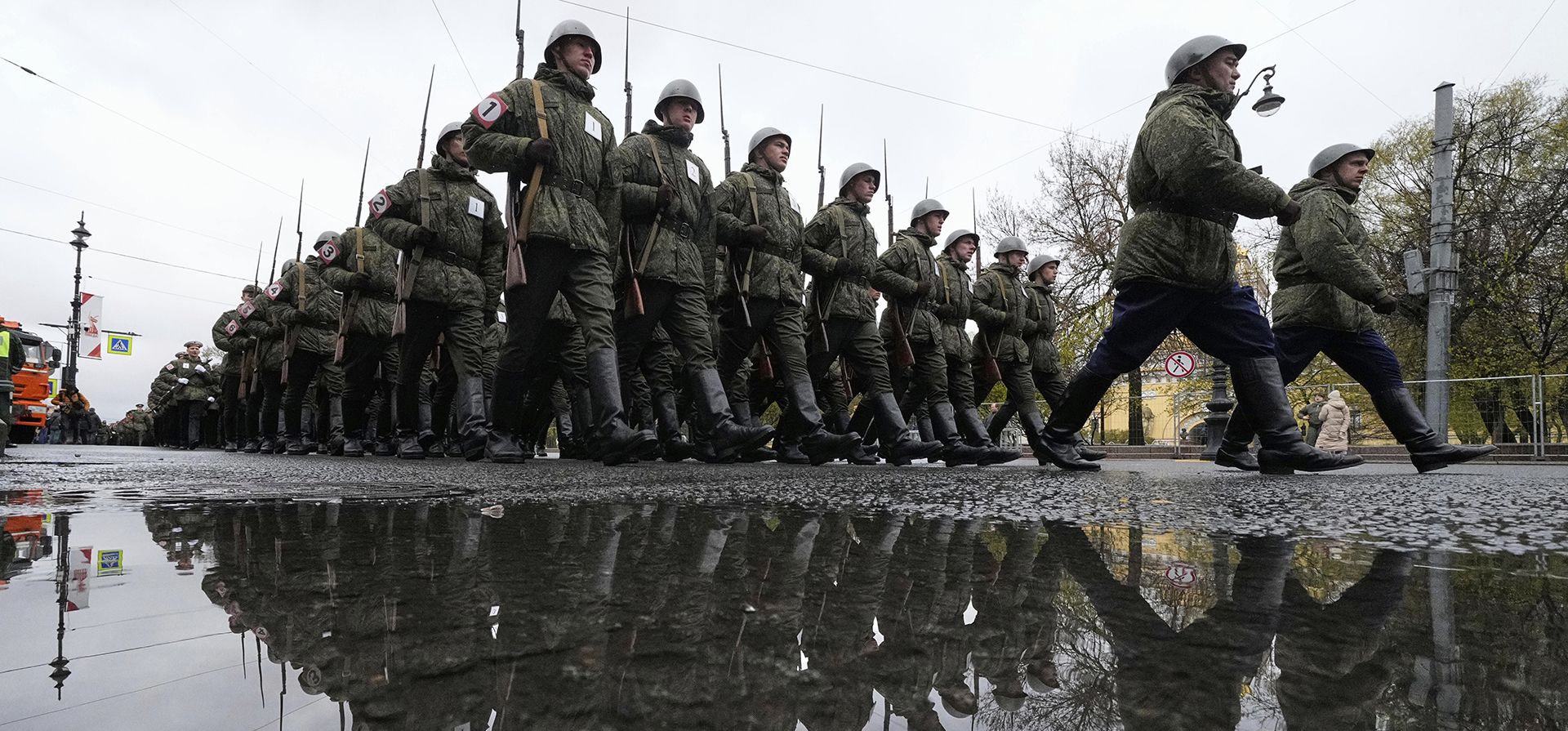 Soldados del ejército ruso marchan para asistir a un ensayo general del desfile militar del Día de la Victoria en la plaza Dvortsovaya (Palacio) en San Petersburgo, Rusia, el miércoles 7 de mayo de 2025. (Foto AP/Dmitri Lovetsky) Soldados del ejército ruso marchan para asistir a un ensayo general del desfile militar del Día de la Victoria en la plaza Dvortsovaya (Palacio) en San Petersburgo, Rusia, el miércoles 7 de mayo de 2025. (Foto AP/Dmitri Lovetsky)