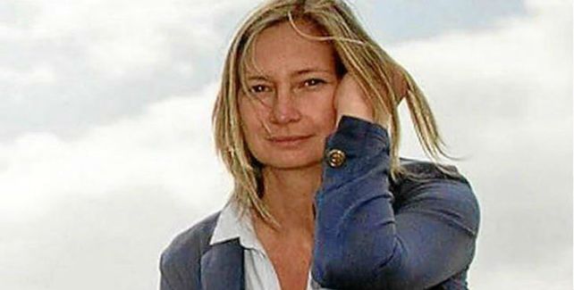 Premiaron a la reportera húngara que fauleó a un refugiado con su hijo en brazos