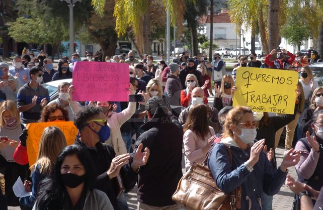 El lunes abrimos, cantaron los comerciantes en protesta frente a la Casa Gris