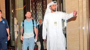 Messi arribó a la concentración este lunes y, como es habitual, generó un revuelo en el hotel con su presencia.