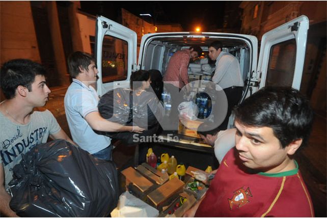 Empiezan a salir los primeros camiones con las donaciones para los damnificados de La Plata