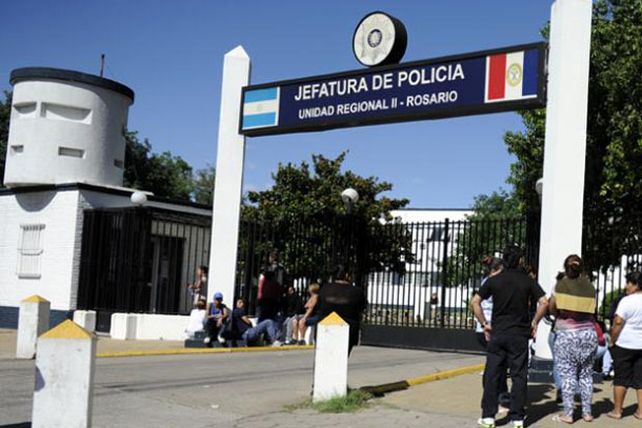 Rosario: agreden a policías y les roban sus armas reglamentarias