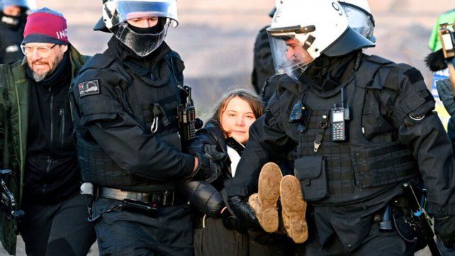 La joven referente ecologista Greta Thunberg fue detenida en Alemania en una manifestación