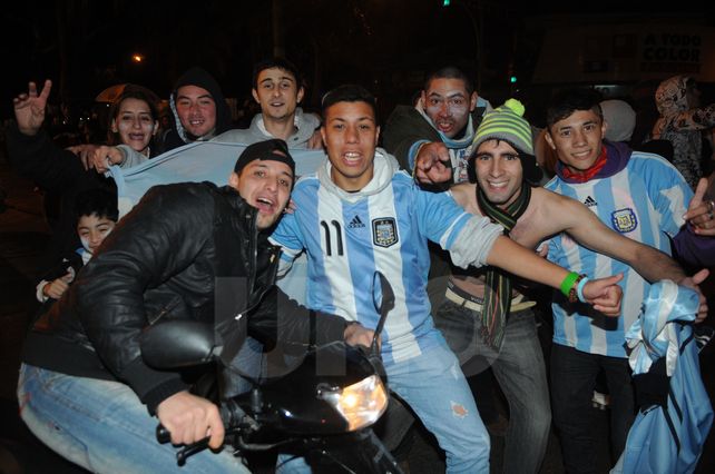 Santa Fe también salió a festejar el triunfo de la Selección Argentina en el debut mundialista