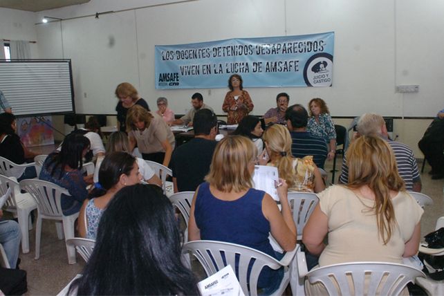 Los maestros anunciarán esta tarde si aceptan la propuesta de gobierno
