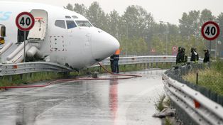 Un avión de carga se despistó en un aeropuerto italiano