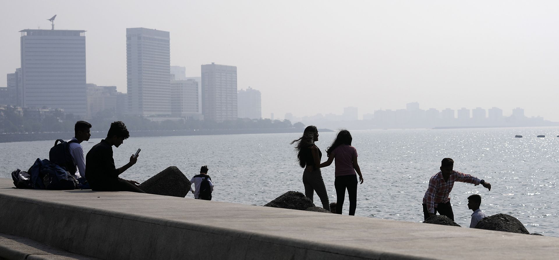 La neblina se cierne sobre el horizonte de la ciudad en Marine Drive en Mumbai, India, el jueves 17 de noviembre de 2022. Foto: AP/Rajanish Kakade