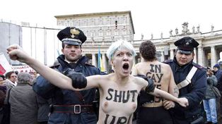 Militantes de Femen se desnudan ante el Papa por los derechos de las mujeres y los homosexuales