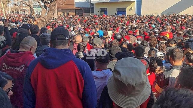 Los hinchas de Colón tienen muchos problemas para ingresar en tiempo y forma al Brigadier López.
