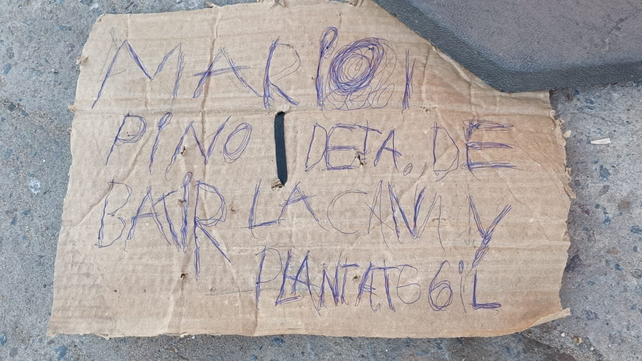 El mensaje que apareció frente a la seccional 19ª minutos después del tiroteo.