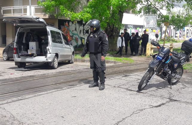 Una formación del Belgrano Cargas chocó un auto mal estacionado sobre las vías