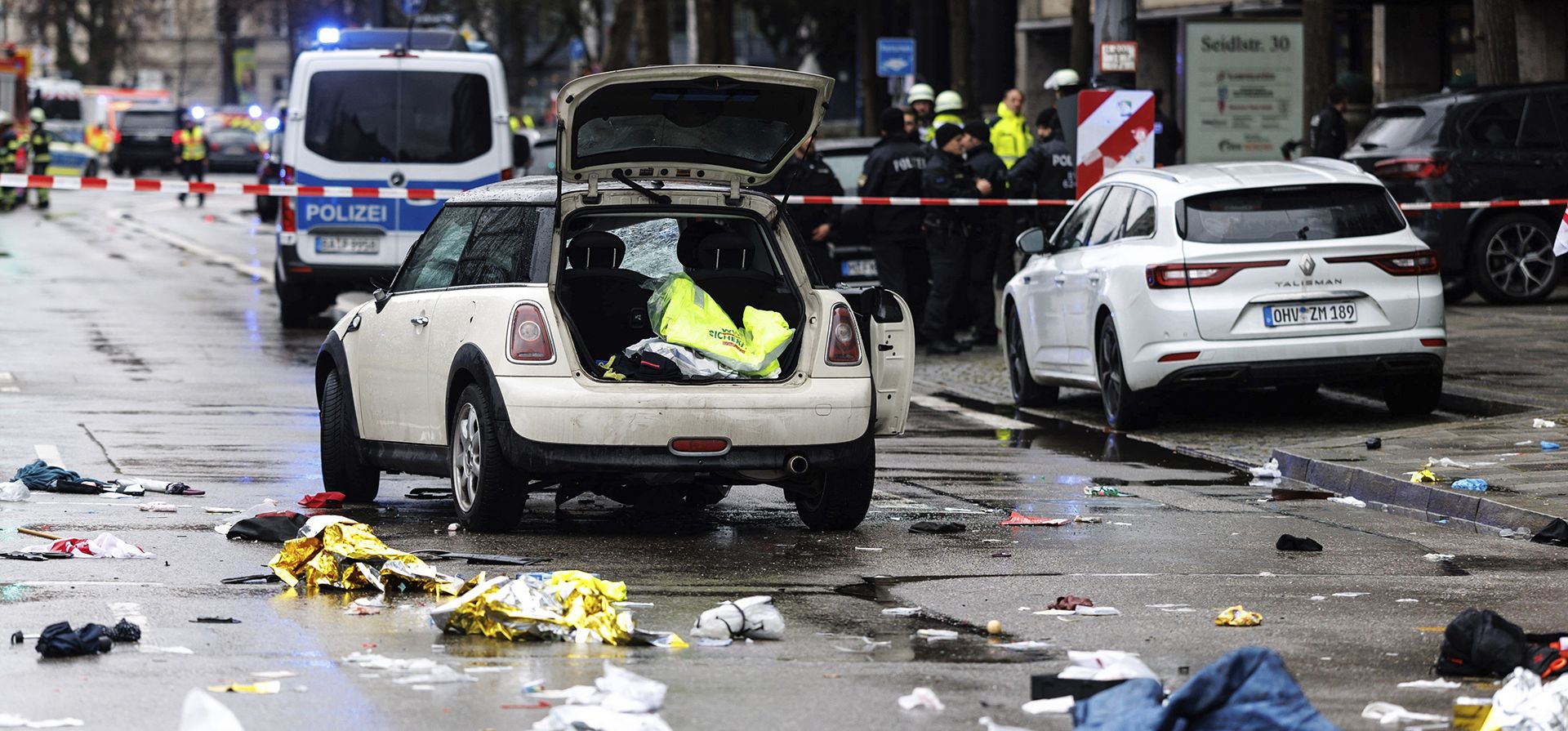 Los servicios de emergencia acuden al lugar de un accidente después de que un conductor atropellara a un grupo de personas en Múnich, Alemania, el jueves 13 de febrero de 2025. (Matthias Balk/dpa vía AP) Los servicios de emergencia acuden al lugar de un accidente después de que un conductor atropellara a un grupo de personas en Múnich, Alemania, el jueves 13 de febrero de 2025. (Matthias Balk/dpa vía AP)