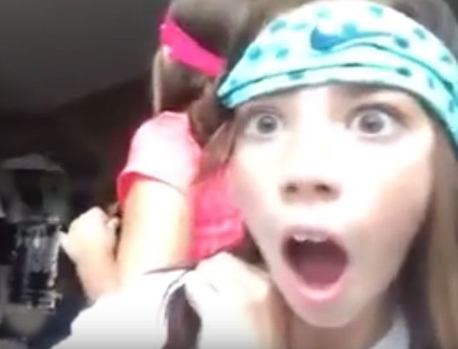 Las niñas interrumpen la grabación al ver el felino atrapado en la lámpara.