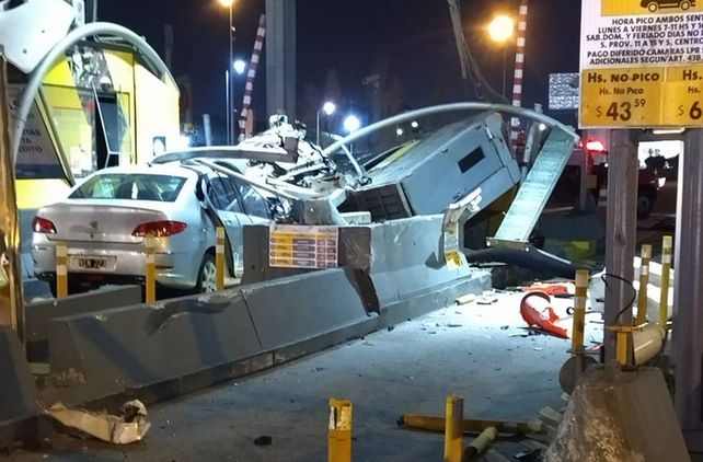 Video: el tremendo choque de un vehículo contra una cabina de peaje en la autopista Illia