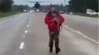 se hizo viral el video de un hombre que se dedico a rescatar perros perdidos tras el  huracan
