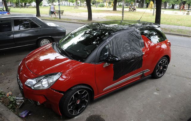 Acribillado. Medina circulaba en un Citroën DC3 rojo con Castelli cuando fue emboscado ayer a las 6 de la mañana. (foto: Héctor Rio)