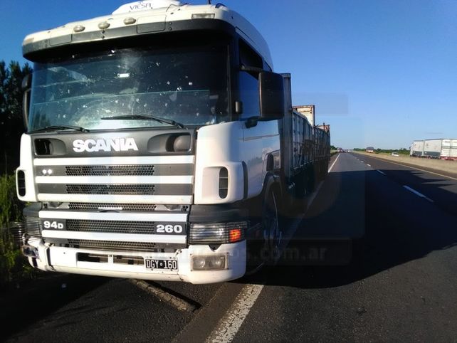 Se bajaron a la ruta y fueron embestidos, hay un muerto