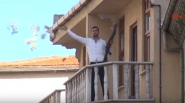 Video: asalta un banco y lanza el dinero a la calle
