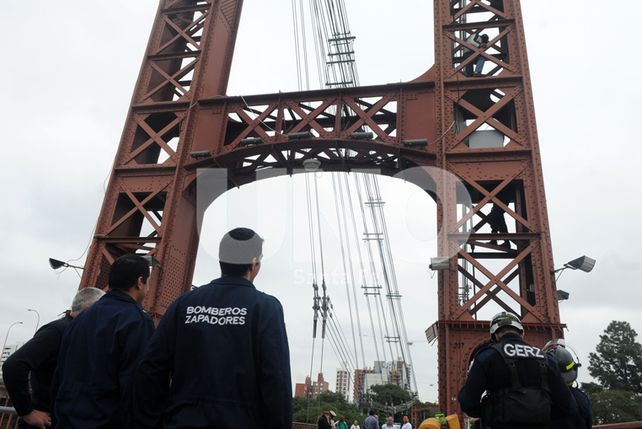 Un hombre amenazó con arrojarse desde el Puente Colgante