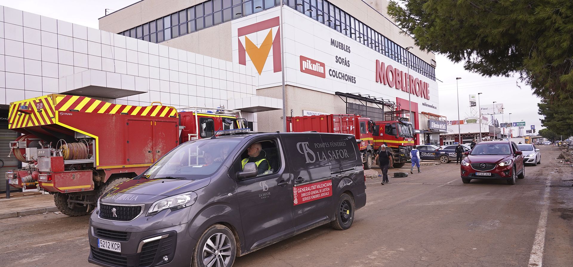 Un camión fúnebre transporta el cuerpo de una persona encontrada en el centro comercial MN4, en las afueras de Valencia, España, el lunes 4 de noviembre de 2024. (Foto AP/Alberto Saiz) Un camión fúnebre transporta el cuerpo de una persona encontrada en el centro comercial MN4, en las afueras de Valencia, España, el lunes 4 de noviembre de 2024. (Foto AP/Alberto Saiz)