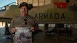 El veterano de Malvinas Owen Crippa posa junto a su repatriado avión Aermacchi MB 339 (matrícula 4-A-115).