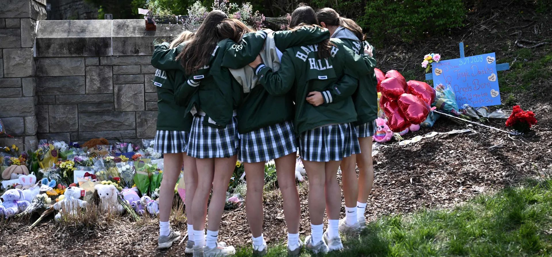 Los alumnos se abrazan frente a un monumento improvisado para las víctimas del tiroteo en la escuela Covenant, Nashville, Estados Unidos. Fotografía: Brendan Smialowski/AFP/Getty Images