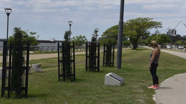 Placa recordatoria. Se colocó en el parque de la Arenera.