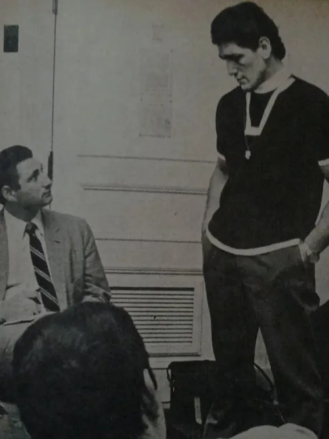 Ringo Bonavena lo mira desde arriba a Cherquis Bialo en una entrevista.