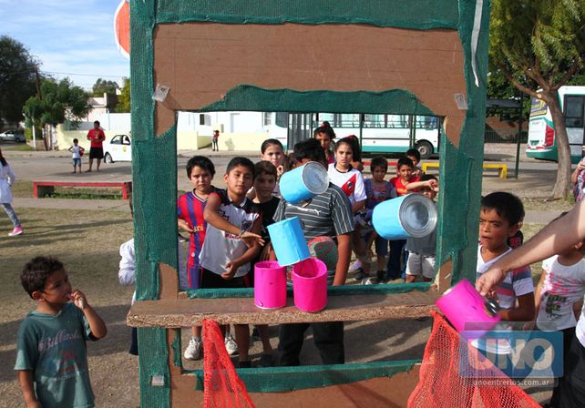 Enganchados. Los tiros a los tarros fueron una de las principales atracciones de la tarde.  (Foto: UNO/Diego Arias)