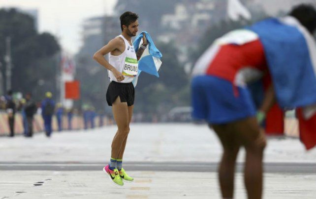 Así llegó Federico Bruno a la meta en Río por los calambres que sufría. Lucy Nicholson.&nbsp;