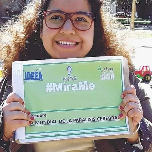 Alumna con discapacidad, tras rendir 14 veces se recibió de abogada