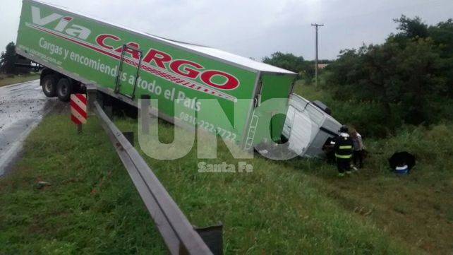 Un camionero perdió el control y volcó en la ruta nacional 11 a la altura de Reconquista