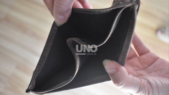 La variable de ajuste es el salario de la clase media