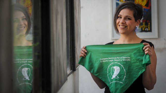 Dahiana Belfiori sostiene el pañuelo verde de la Campaña Nacional por el Derecho al Aborto Legal, Seguro y Gratuito.